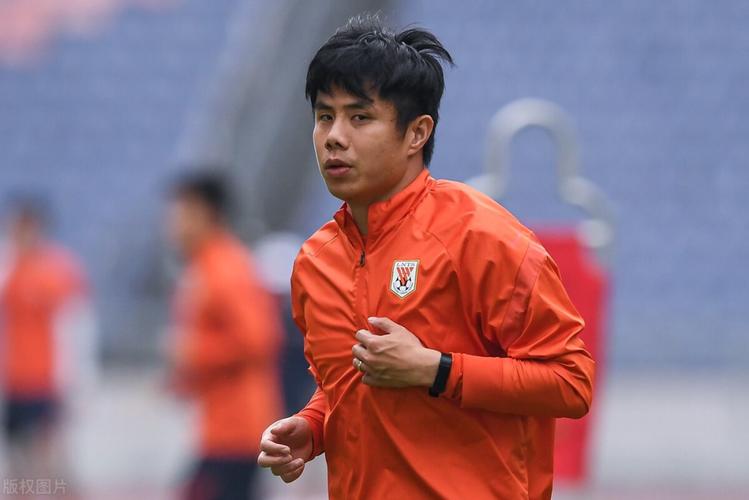 “汉超”高校组揭幕战,38岁蒿俊闵代表华中科技大学首发