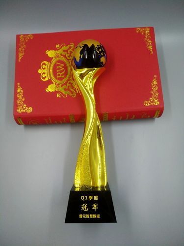 领取百球纪念品!B费:这是我的荣幸,希望大家一起多拿奖杯