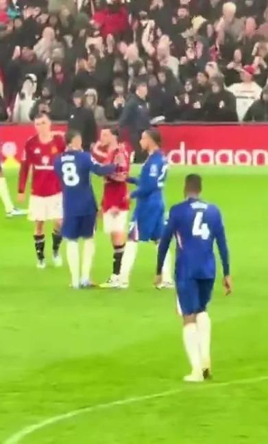 太阳报:赛前热身时被工作人员挡,本-怀特将球踢向对方