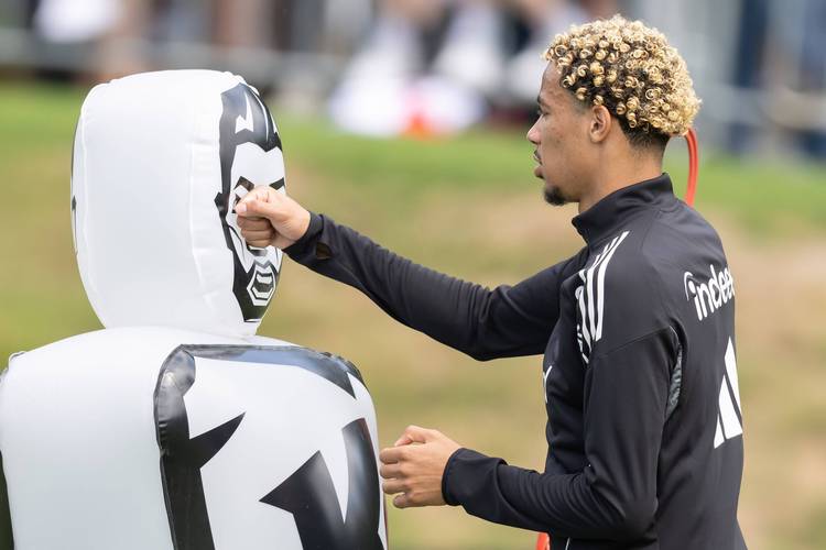 无语…埃基蒂克染红离场从斯洛特身后走过，后者全程背身没搭理他