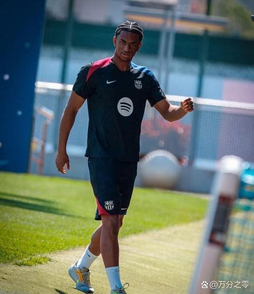 弗兰克:帕利尼亚在中后卫位置踢得非常好 萨尔缺席是预防措施