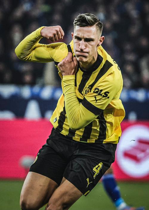 施洛特贝克入选VDV上赛季最佳阵容,多特社媒晒球员与奖杯合照