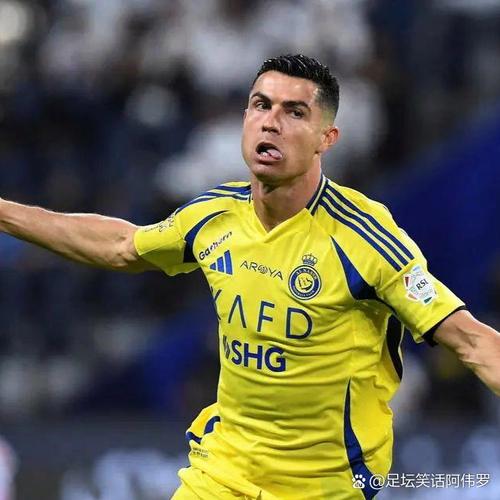 身穿沙特传统服饰,C罗社媒:祝愿沙特人民国庆节快乐🇸🇦