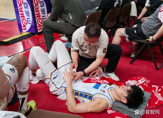 疑似重伤!小范博梅尔上半场被担架抬下,其父亲和祖父现场观战