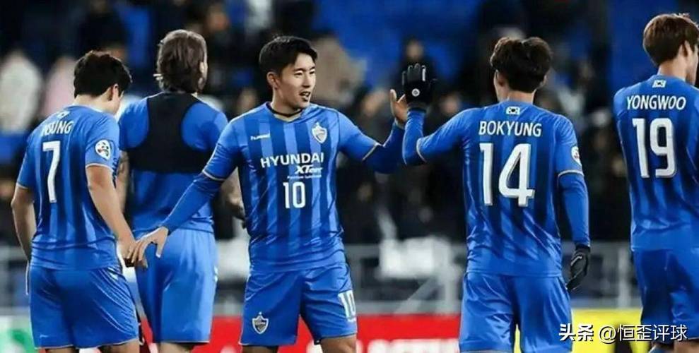 韩媒赛后声称:蓉城球迷朝蔚山球员扔水瓶,展现中国球迷不文明