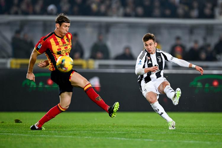 有惊无险!莱切特禁区内二次反弹球打手,主裁回看后维持不给点