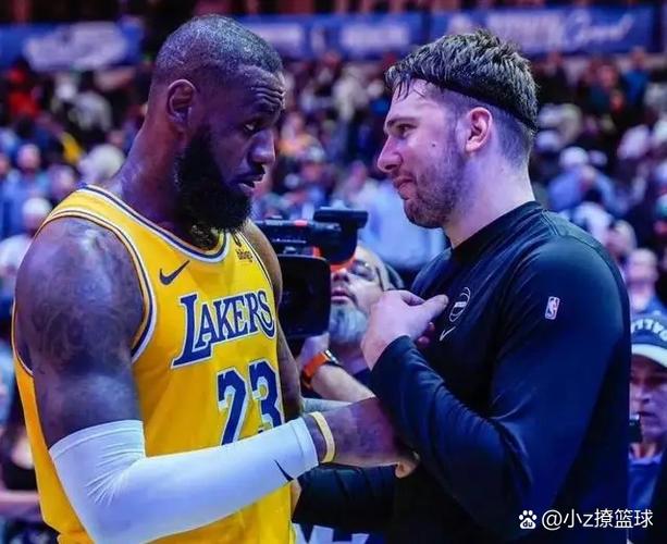 彼时胡子还是全黑！美媒晒2022年詹姆斯和小托马斯野球场拥抱视频