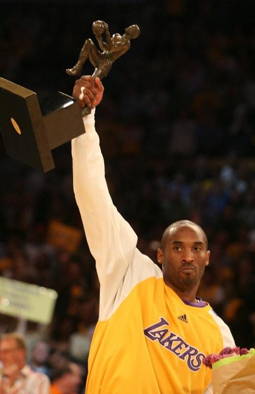 沃西:艾顿需要凶猛一些像个猎犬一样 科比若在身边就能帮到他