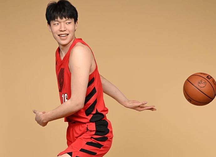 杨瀚森来开拓者球迷商店购置衣物  挑选了几件自己的16号球衣