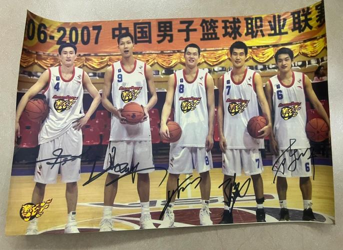 好久不见!媒体人:球迷在广东清远偶遇易建联 还收获联哥的亲签