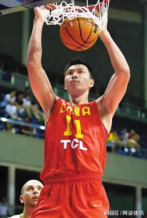 杨毅：易建联身体素质好&投篮准&爆发力够 但他成为不了马尔卡宁