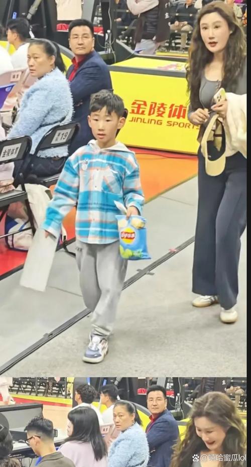 这无处安放的大长腿！周琦骑电动车送儿子上幼儿园