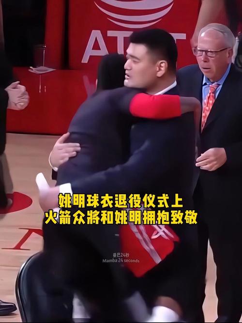 火箭球迷心中的痛！德隆-威廉姆斯偶遇姚明 两人一同合照