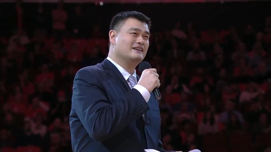 美媒晒姚明新秀年在飞机上玩过山车大亨 队友:他玩的是战火英雄