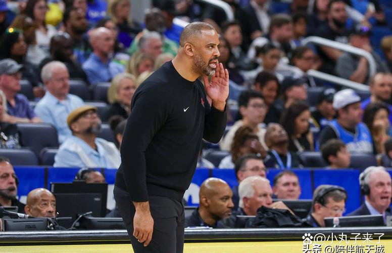 乌度卡:范弗里特脚踝受伤 我们还不清楚伤势的严重程度