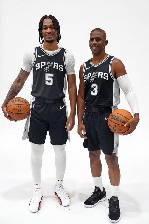 来时的路!文班亚马为法甲老东家Nanterre 92拍摄新球衣宣传照