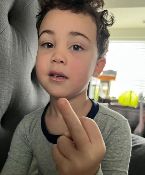 塔图姆:小儿子总喜欢触摸我的保护靴 孩子们让我的心情好了很多