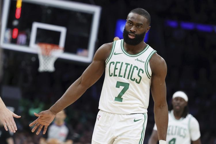 新赛季看你的!凯尔特人官方晒杰伦-布朗训练照