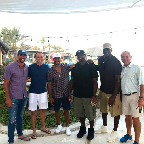 乔丹-斯皮思探营独行侠 并与浓眉&弗拉格&克里斯蒂等人合影