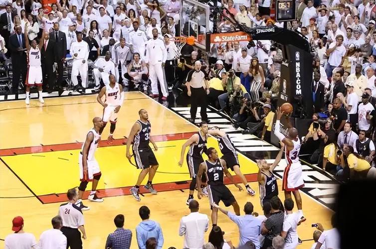 詹姆斯决定Ⅰ去公牛?查尔莫斯:他和韦德&罗斯搭档进攻端没空间