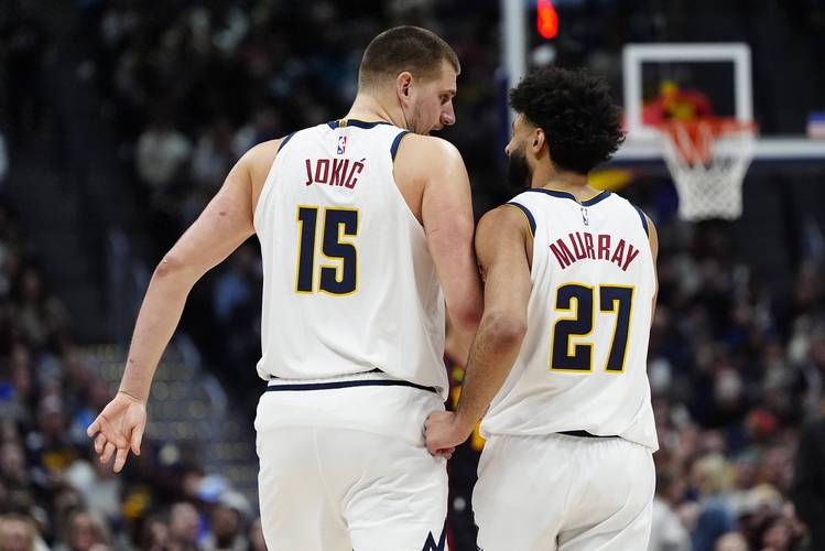 👀掘金记者晒冠军游行约基奇+穆雷合照:刚看到詹姆斯的INS