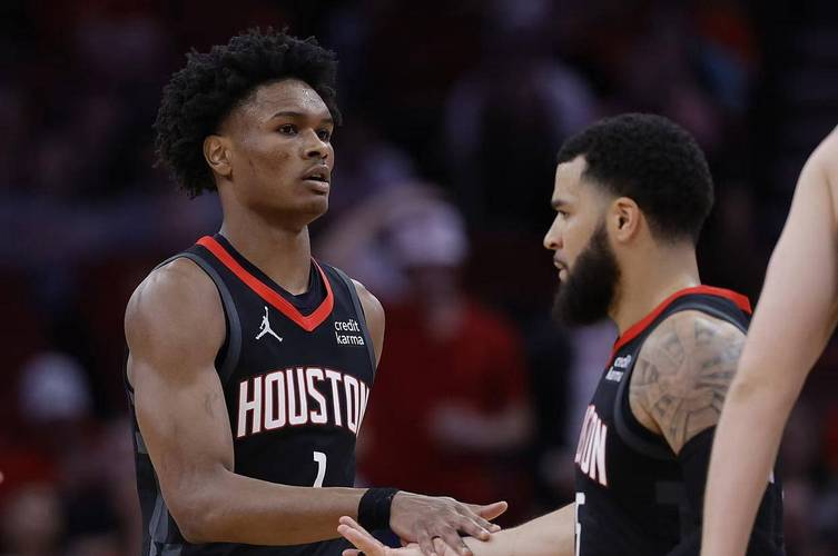 双少重聚？美媒P图：范乔丹受伤后KD神情低落 威少向他抛媚眼遭嫌