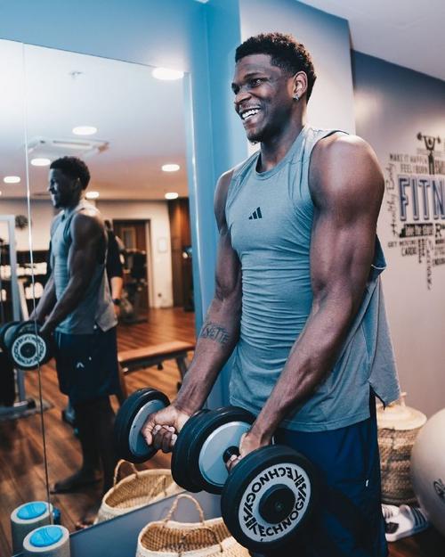 森林狼官方晒华子训练照!这肌肉线条强得可怕!