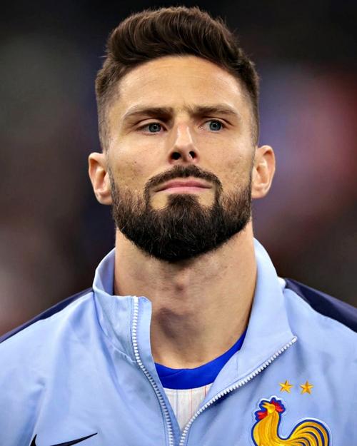 飞翔的大吉鲁💪吉鲁高高跃起头球制胜,近39岁高龄回欧洲5场3球