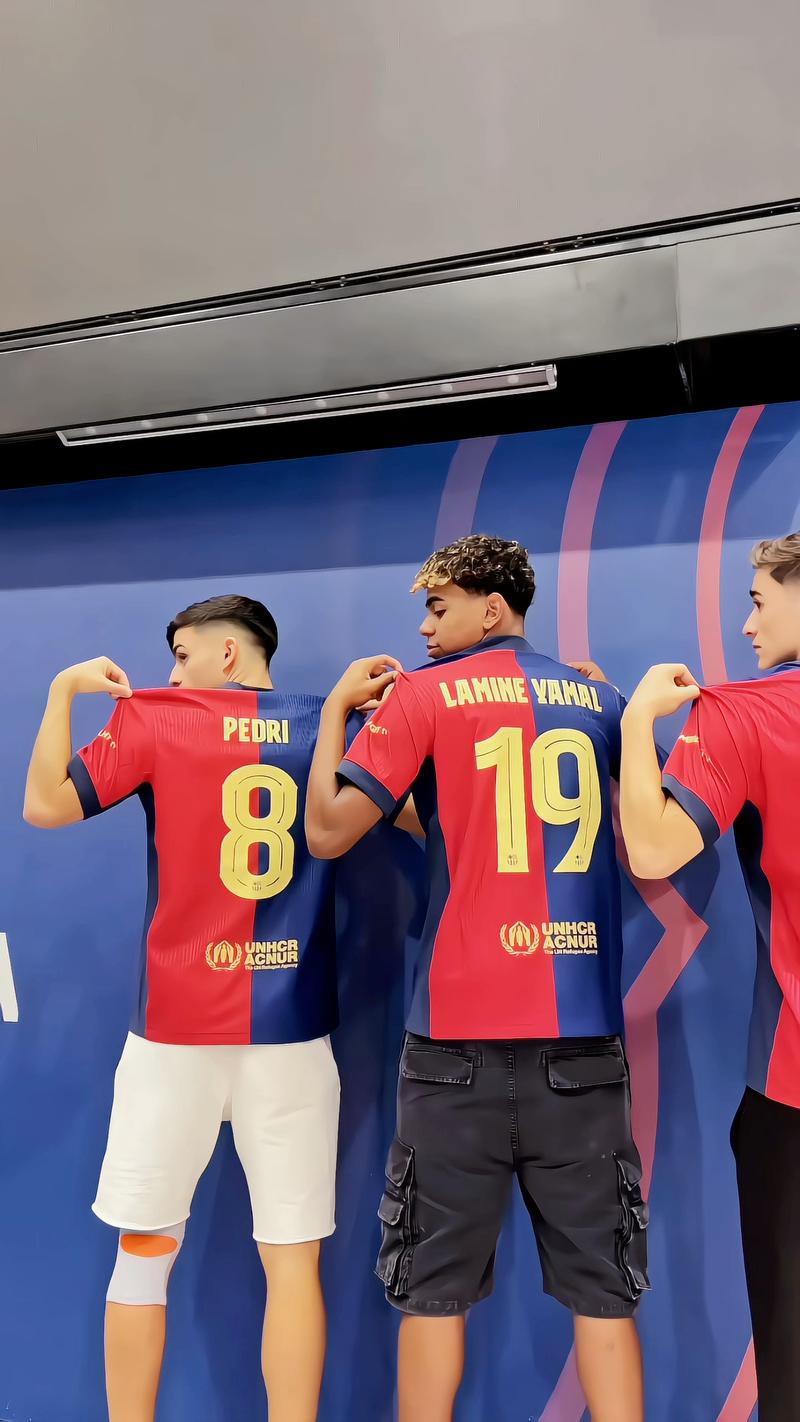 佩德里晒合照致敬卡索拉:天才,能把你的球衣给我吗?