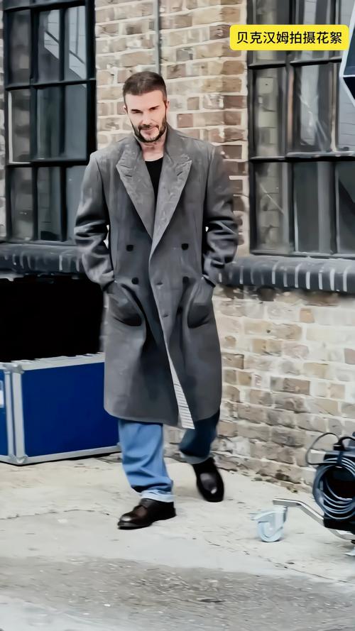 老了也很帅!贝克汉姆一袭天鹅绒造型帅气出席米兰时装周😍
