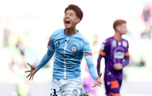 成队友了!华裔球员伍小海和孙兴慜训练中拥抱 球员此前归化失败