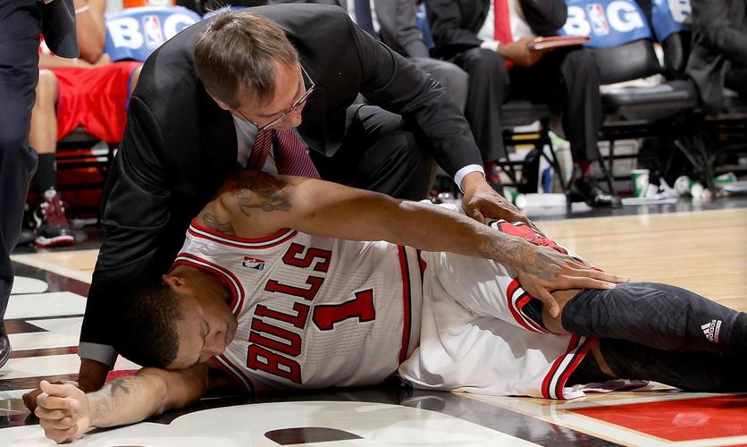 首秀重伤!斯洛特确认:莱奥尼十字韧带撕裂,将伤缺约一年时间