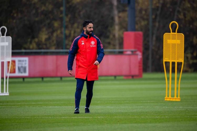 太阳报:曼联在帮梅努训练6号位技能,阿莫林很喜欢他