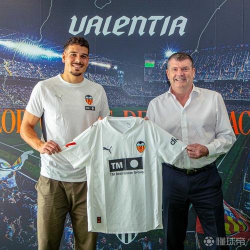 官方:瓦伦西亚与25岁中场安德烈-阿尔梅达续约至2029年