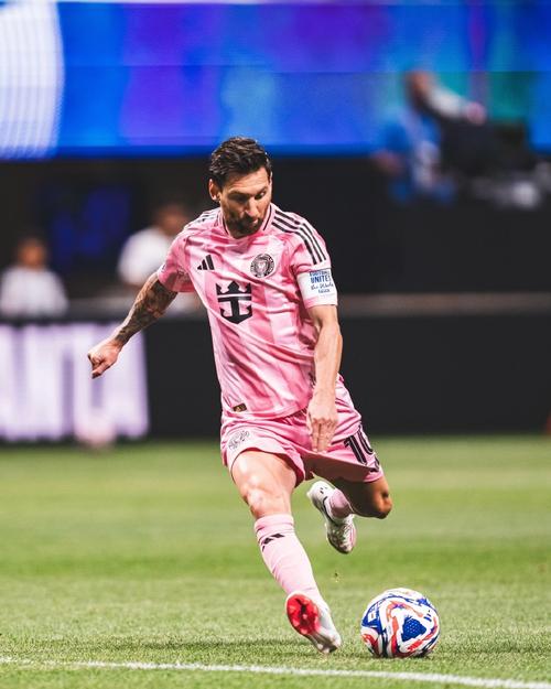 梅西给轮椅上的老奶奶签名，后者情绪激动：83岁了我还能这么幸福