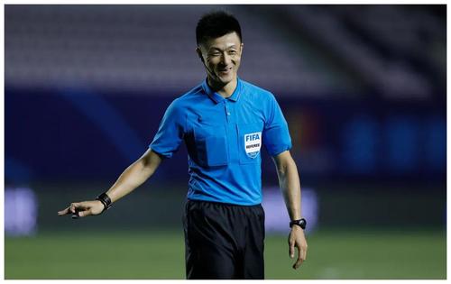 傅明:当裁判最大试炼是应对执法失误,比赛中会完全相信自身判断