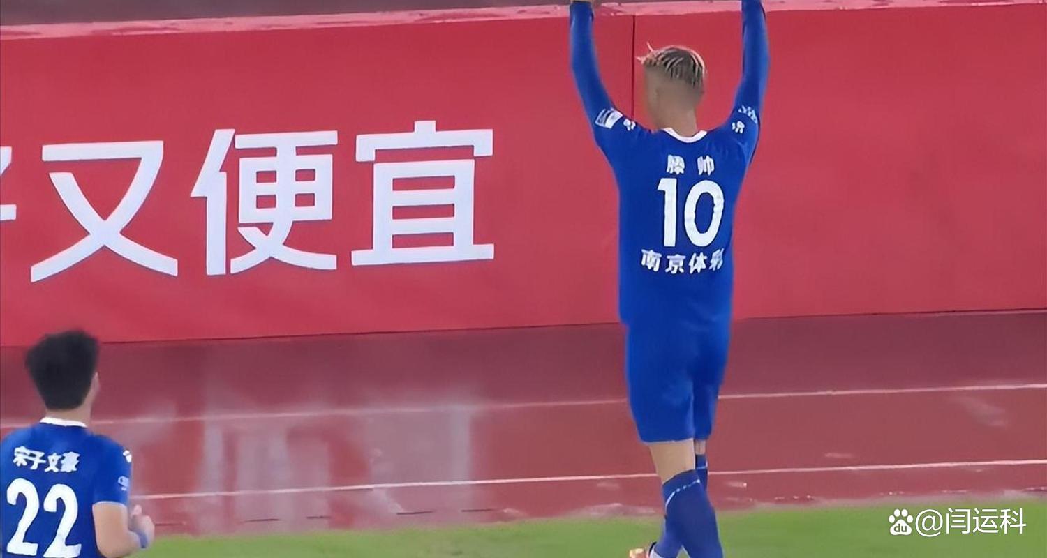 🤣强度太高!主裁大腿抽筋,让蓉城队医进场时也给自己喷点喷雾