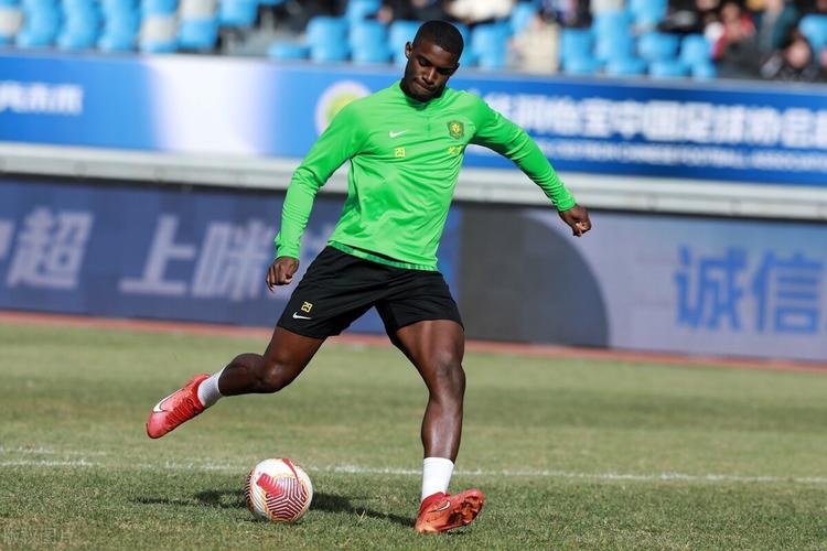 法比奥在本赛季已攻入21球,刷新自2012年国安单赛季中超进球纪录