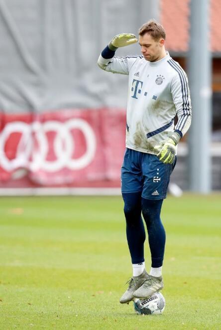 诺伊尔:凯恩在拜仁达成的纪录独一无二,他与莱万同样出色