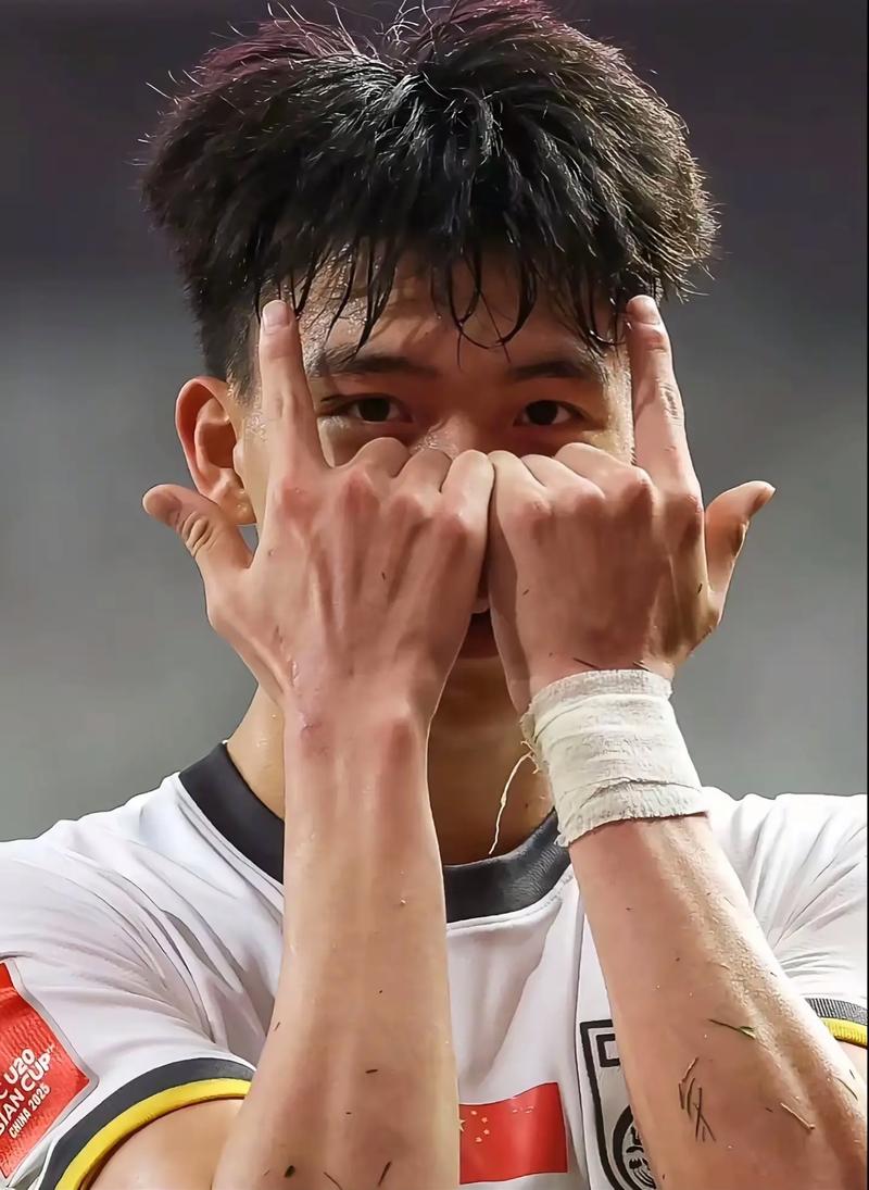 王钰栋社媒庆祝绝平,回复蒯纪闻:兄弟6号见,还能做你室友吗