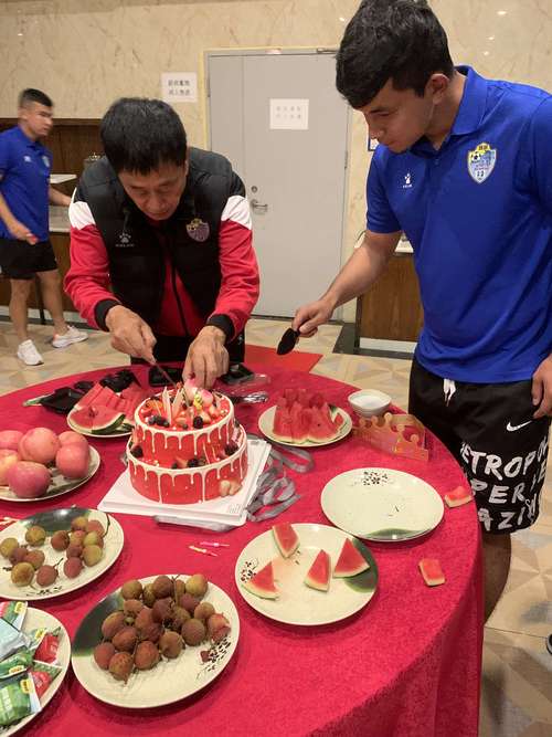 祝守门员教练汉斯先生生日快乐