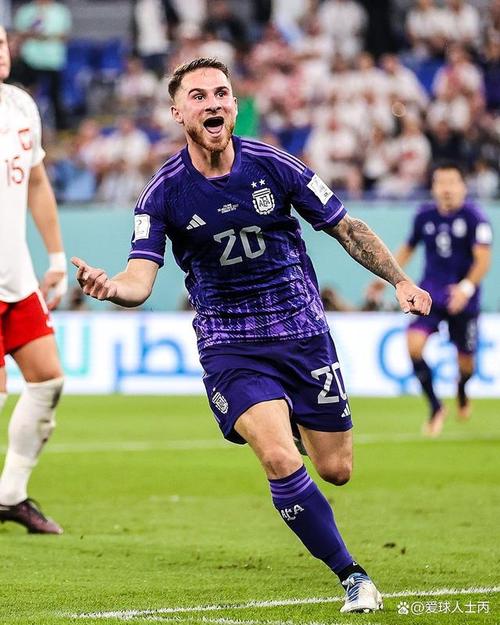 红点变黄点?专家:姆伯莫被拉倒应判红牌+点球!无法理解判罚