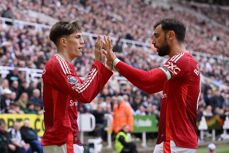 理查兹说阿莫林没有适合3-4-2-1的球员,记者:他们花了超2.5亿镑