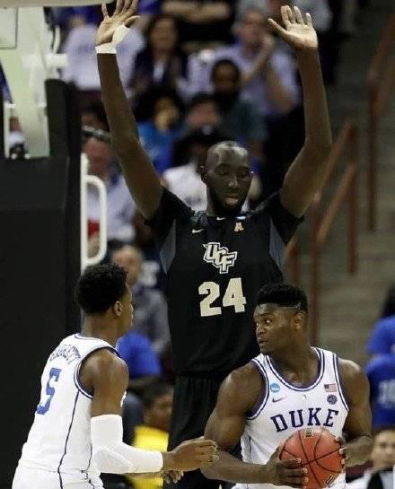 哈托谈红牌:感觉查洛巴先碰到了球,但我也不太确定要看一遍录像