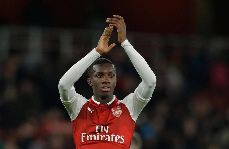 好机会啊！水晶宫边路送出精妙传中，恩凯提亚头球直接顶偏