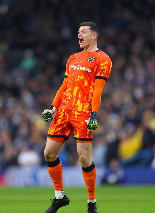 法媒:维蒂尼亚因身体问题被换下,K77离场时一瘸一拐表情痛苦