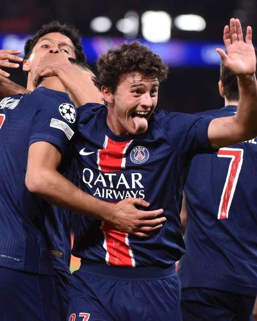 留力踢巴萨?维蒂尼亚35分钟似乎无受伤情况被换下,阿什拉夫登场