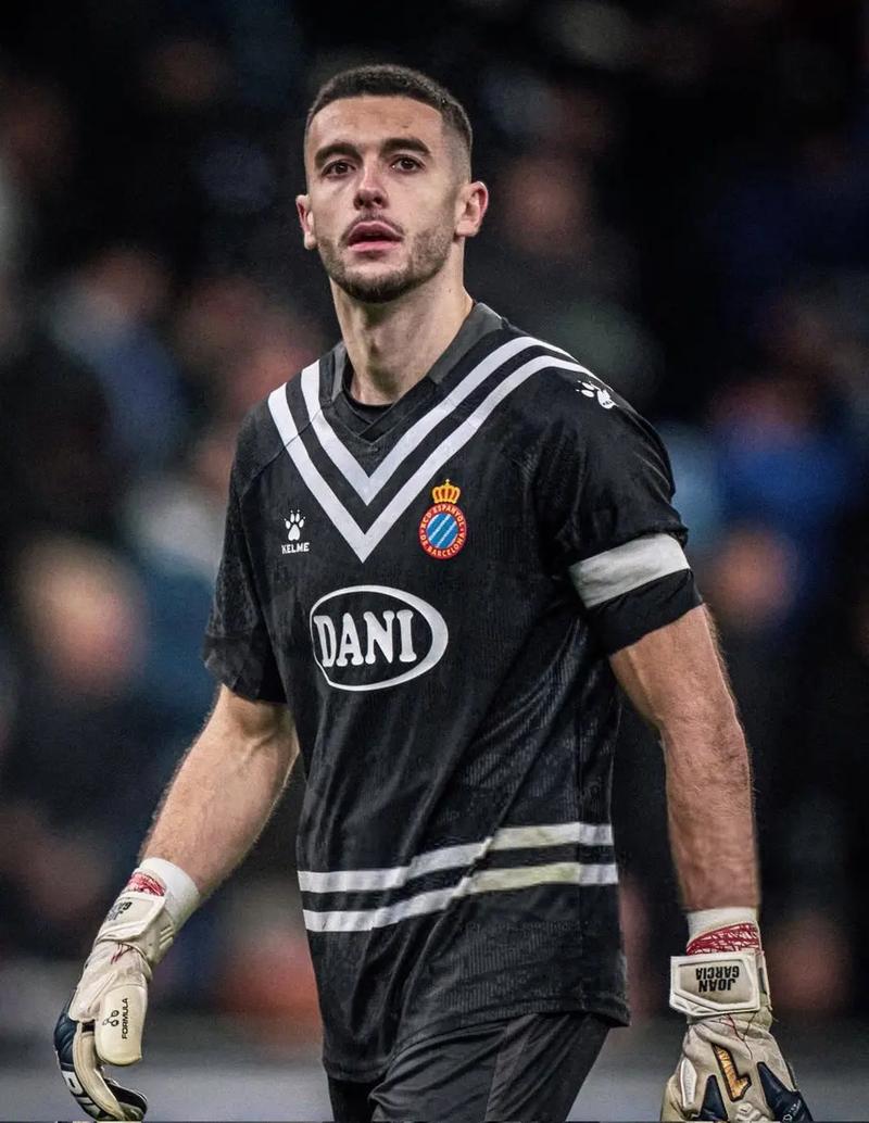 巴萨官方:霍安-加西亚今日接受了左膝手术,恢复时间预计4到6周