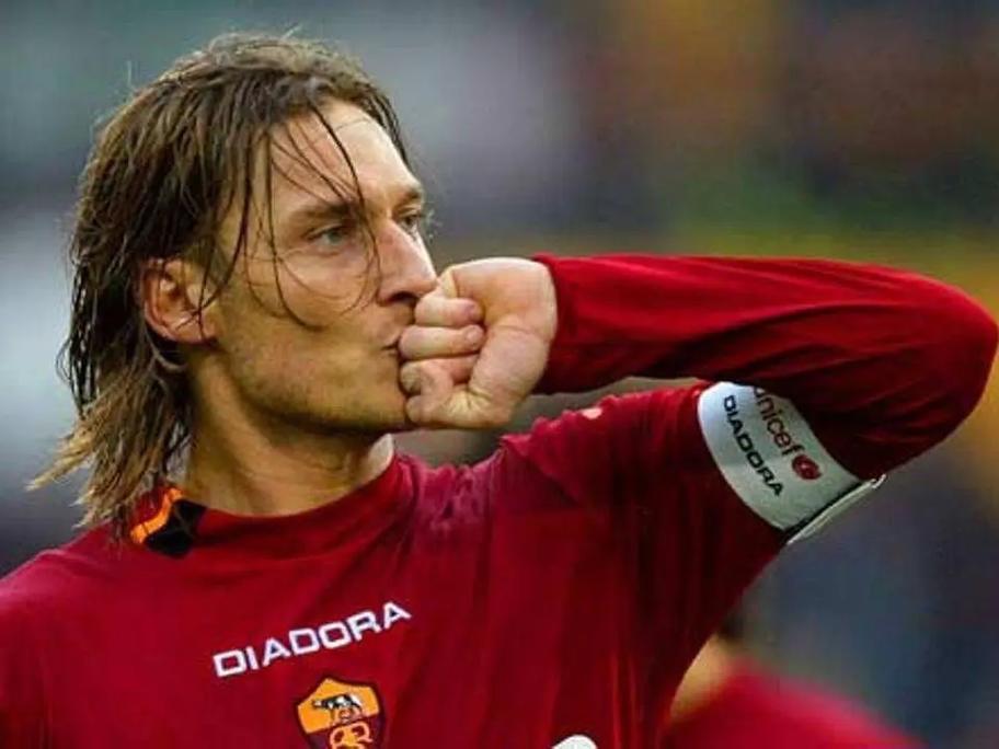 托蒂今天迎来49岁生日,罗马官推送祝福:托蒂就是罗马