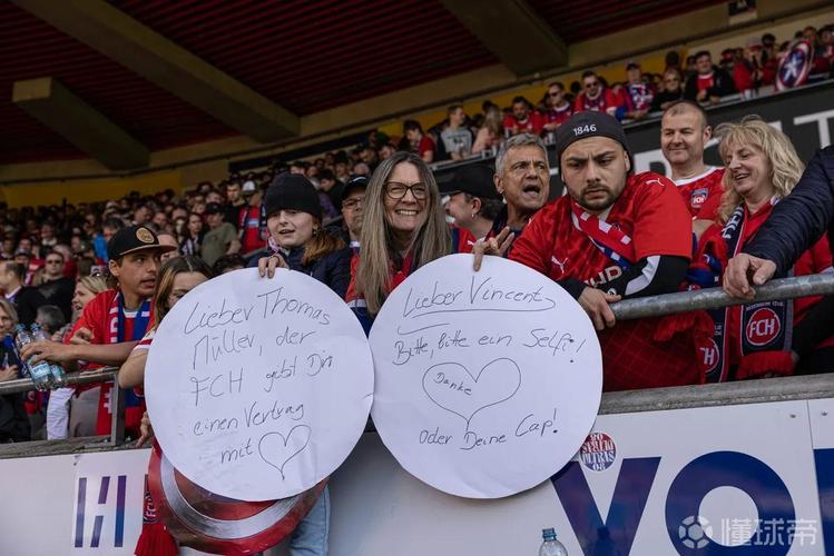 德媒:一名海登海姆球迷从看台跌落受伤,直升机降落在球场上救援